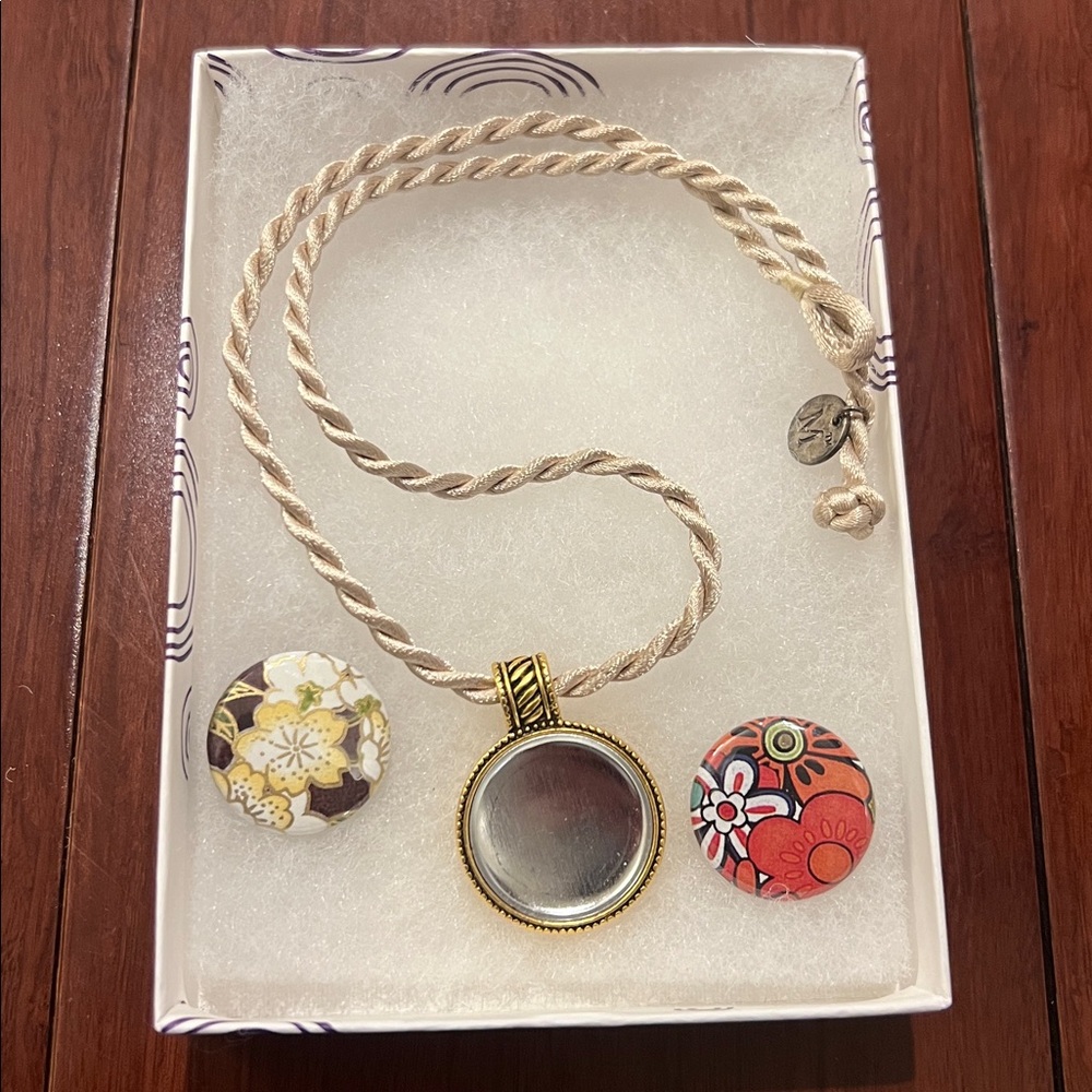 Magnabilities necklace and two inserts - Picture 3 of 4